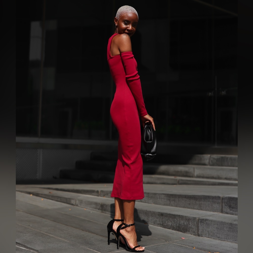 Cold-Shoulder Midi Dress in Burgundy - Picture 5 of 7